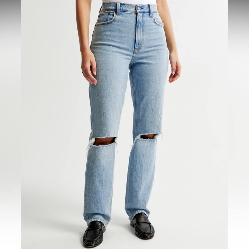 Abercrombie Curve Love Ultra High Rise 90’s Straight - Light Destroy - 27XS